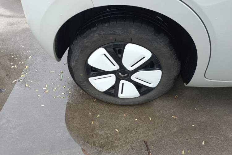 Used Wuling Hongguang MINIEV 2025 Four-Door Version Advanced Edition Right Rear Wheel Hub