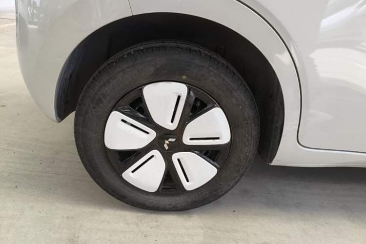 Used Wuling Hongguang MINIEV 2025 Four-Door Version Advanced Edition Right Rear Wheel Hub