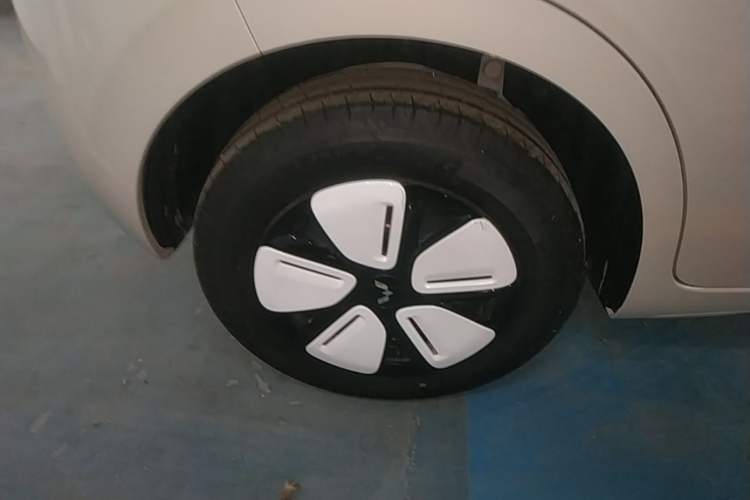Used Wuling Hongguang MINIEV 2025 Four-Door Version Advanced Edition Right Rear Wheel Hub