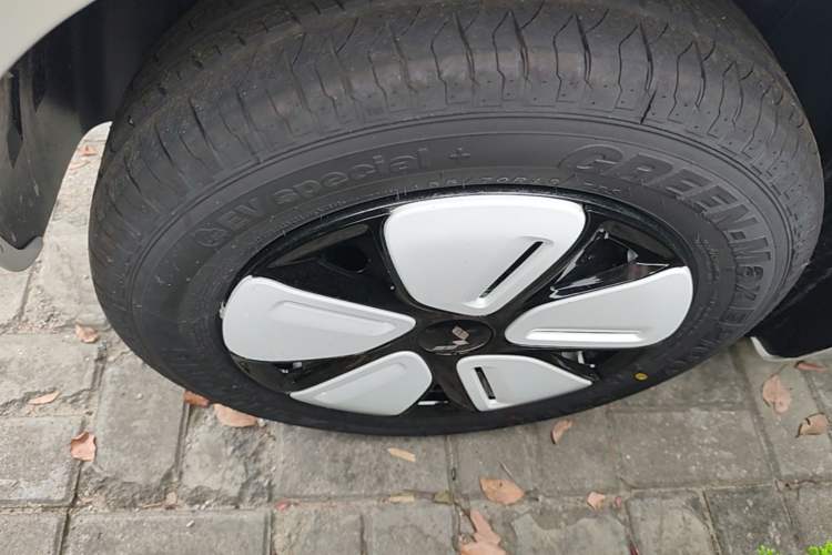 Used Wuling Hongguang MINIEV 2025 Four-Door Version Advanced Edition Right Rear Wheel Hub