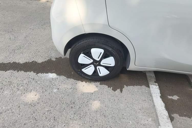 Used Wuling Hongguang MINIEV 2025 Four-Door Version Advanced Edition Right Rear Wheel Hub