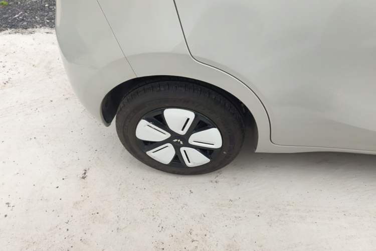 Used Wuling Hongguang MINIEV 2025 Four-Door Version Advanced Edition Right Rear Wheel Hub