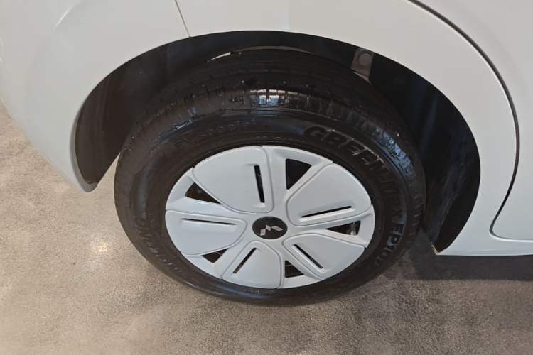 Used Wuling Hongguang MINIEV 2025 Four-Door Version Advanced Edition Right Rear Wheel Hub
