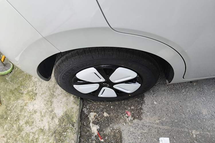 Used Wuling Hongguang MINIEV 2025 Four-Door Version Advanced Edition Right Rear Wheel Hub