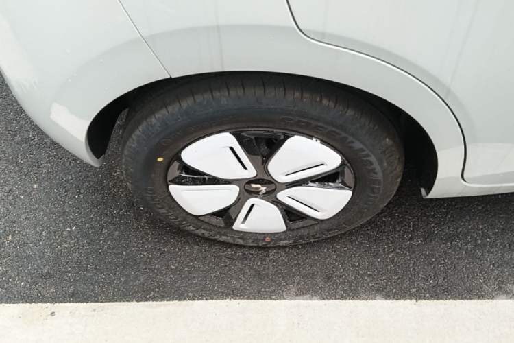 Used Wuling Hongguang MINIEV 2025 Four-Door Version Advanced Edition Right Rear Wheel Hub