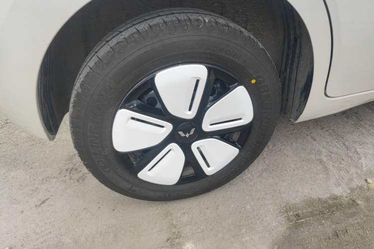 Used Wuling Hongguang MINIEV 2025 Four-Door Version Advanced Edition Right Rear Wheel Hub