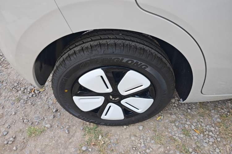 Used Wuling Hongguang MINIEV 2025 Four-Door Version Advanced Edition Right Rear Wheel Hub