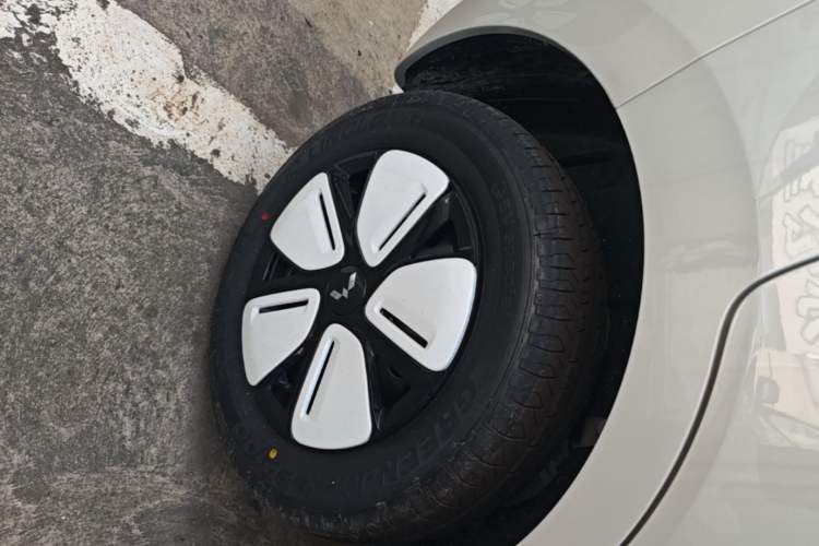Used Wuling Hongguang MINIEV 2025 Four-Door Version Advanced Edition Right Rear Wheel Hub