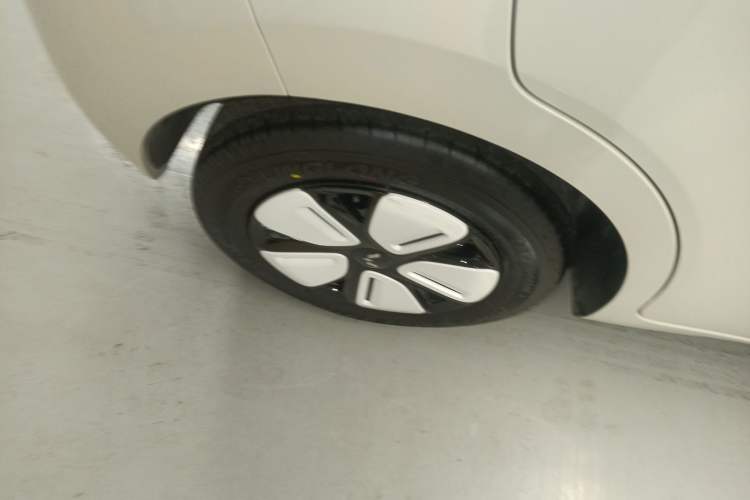 Used Wuling Hongguang MINIEV 2025 Four-Door Version Advanced Edition Right Rear Wheel Hub