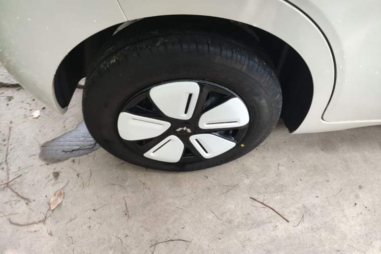 Used Wuling Hongguang MINIEV 2025 Four-Door Version Advanced Edition Right Rear Wheel Hub