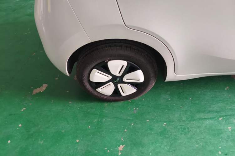 Used Wuling Hongguang MINIEV 2025 Four-Door Version Advanced Edition Right Rear Wheel Hub