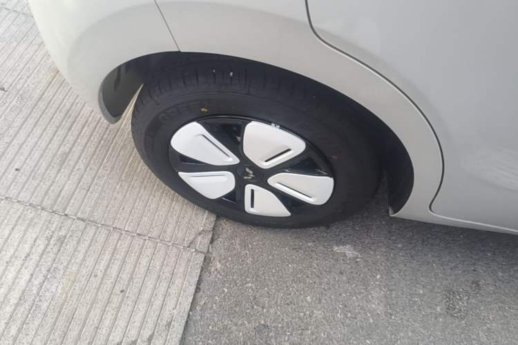 Used Wuling Hongguang MINIEV 2025 Four-Door Version Advanced Edition Right Rear Wheel Hub