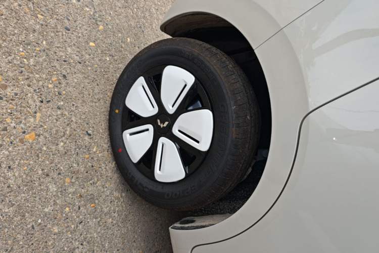 Used Wuling Hongguang MINIEV 2025 Four-Door Version Advanced Edition Right Rear Wheel Hub