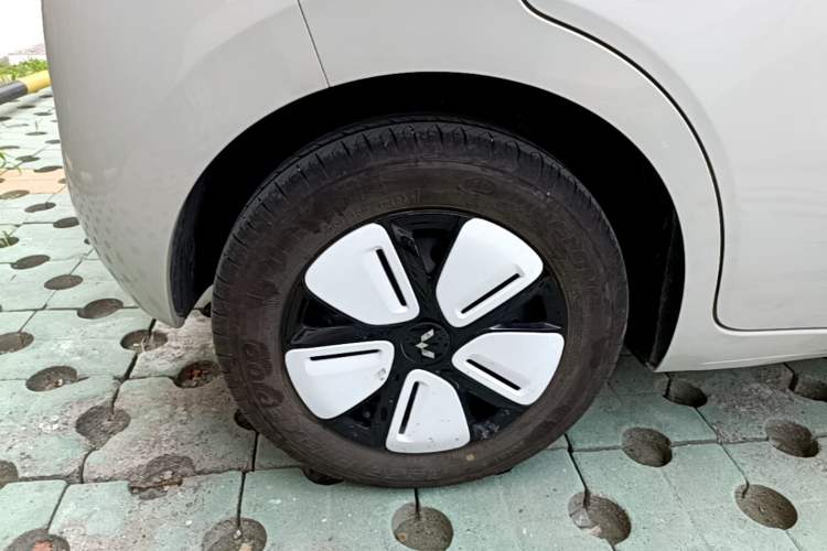 Used Wuling Hongguang MINIEV 2025 Four-Door Version Premium Edition Right Rear Wheel Hub