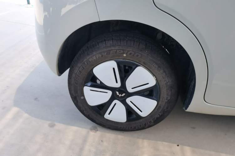 Used Wuling Hongguang MINIEV 2025 Four-Door Version Advanced Edition Right Rear Wheel Hub