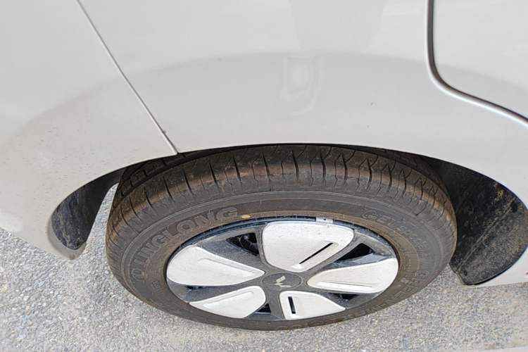 Used Wuling Hongguang MINIEV 2025 Four-Door Version Advanced Edition Right Rear Wheel Hub