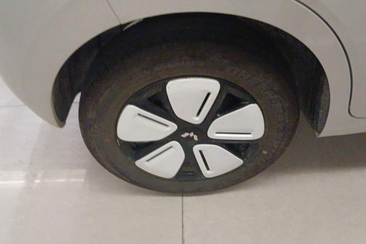 Used Wuling Hongguang MINIEV 2025 Four-Door Version Advanced Edition Right Rear Wheel Hub