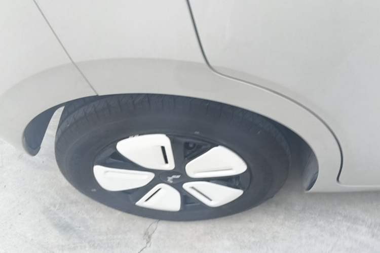 Used Wuling Hongguang MINIEV 2025 Four-Door Version Advanced Edition Right Rear Wheel Hub