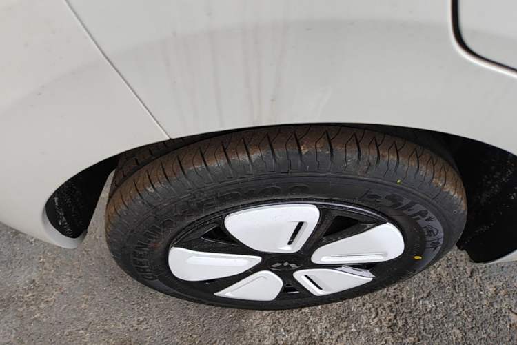 Used Wuling Hongguang MINIEV 2025 Four-Door Version Advanced Edition Right Rear Wheel Hub