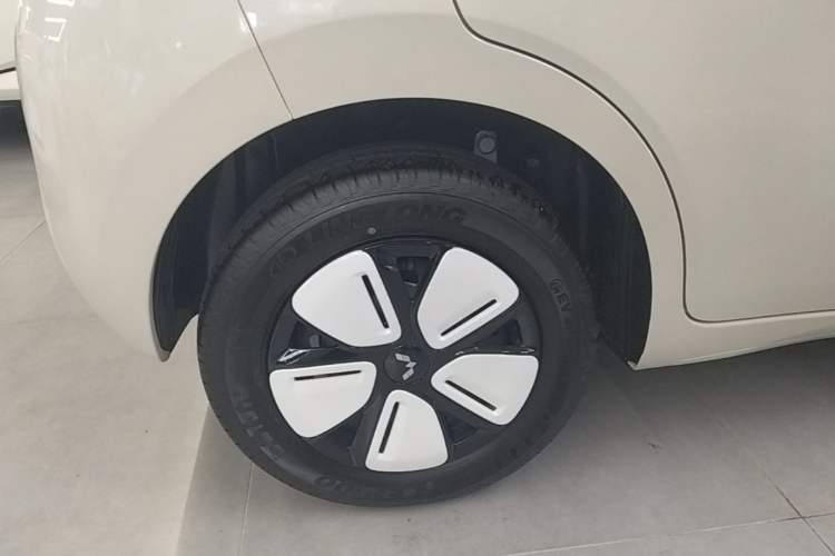 Used Wuling Hongguang MINIEV 2025 Four-Door Version Premium Edition Right Rear Wheel Hub
