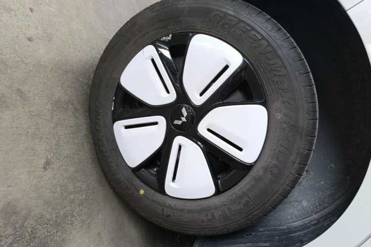 Used Wuling Hongguang MINIEV 2025 Four-Door Version Premium Edition Right Rear Wheel Hub