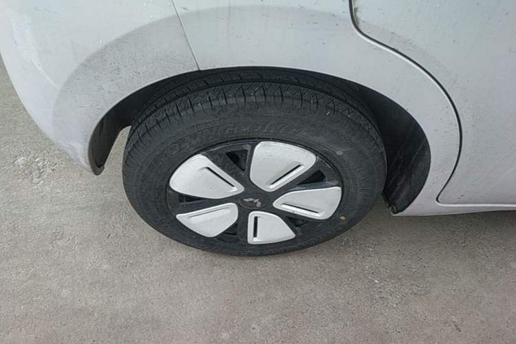 Used Wuling Hongguang MINIEV 2025 Four-Door Version Advanced Edition Right Rear Wheel Hub