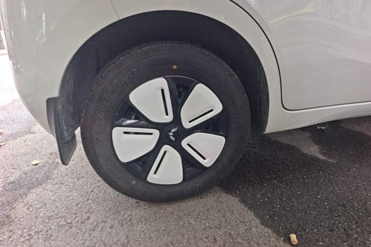 Used Wuling Hongguang MINIEV 2025 Four-Door Version Advanced Edition Right Rear Wheel Hub