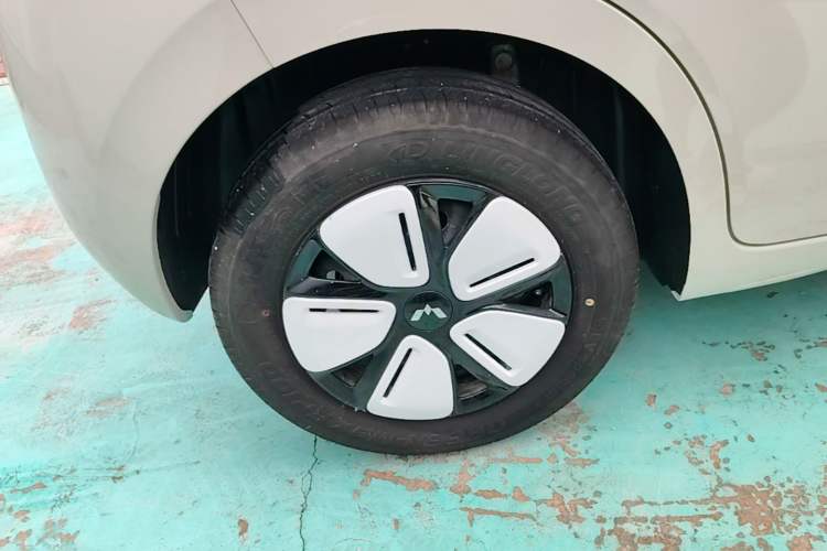 Used Wuling Hongguang MINIEV 2025 Four-Door Version Advanced Edition Right Rear Wheel Hub