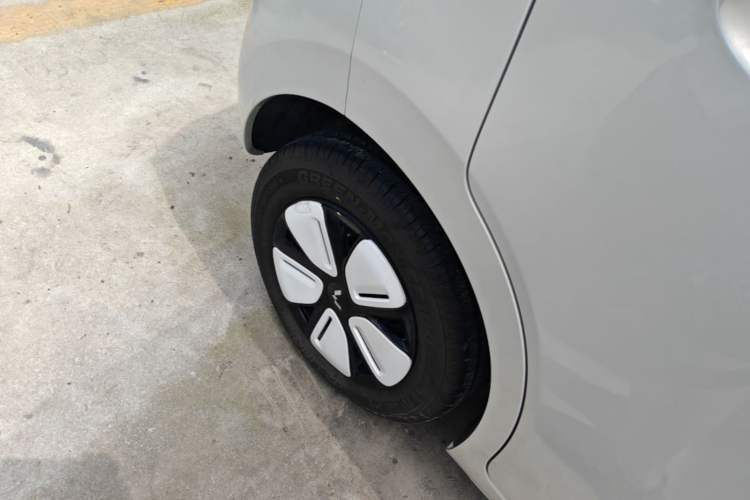 Used Wuling Hongguang MINIEV 2025 Four-Door Version Advanced Edition Right Rear Wheel Hub