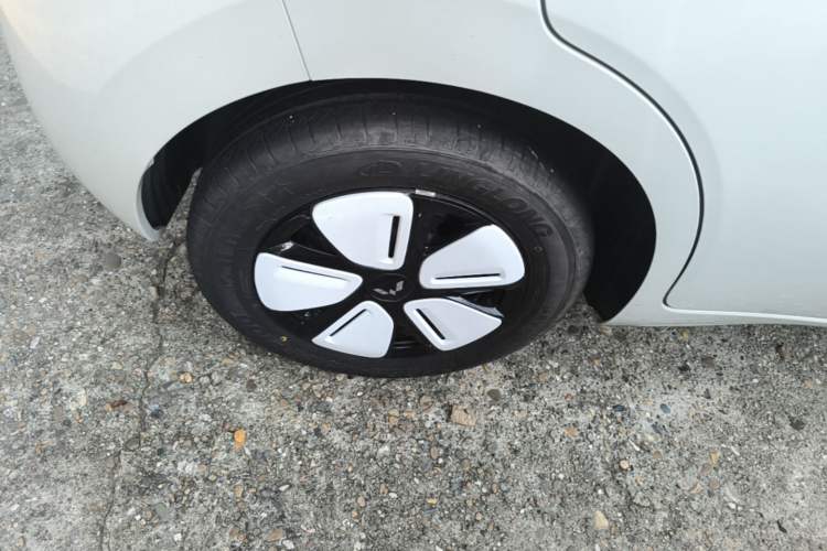 Used Wuling Hongguang MINIEV 2025 Four-Door Version Advanced Edition Right Rear Wheel Hub