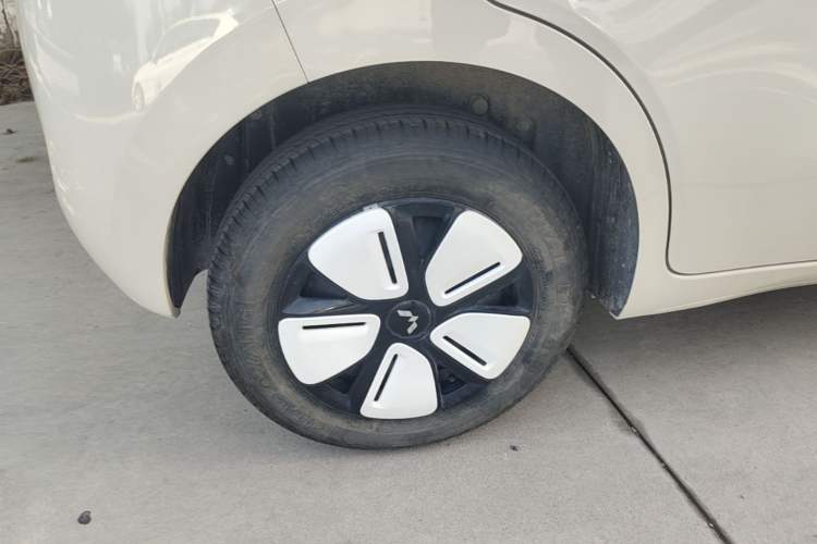 Used Wuling Hongguang MINIEV 2025 Four-Door Version Advanced Edition Right Rear Wheel Hub
