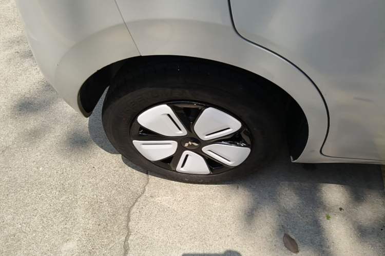 Used Wuling Hongguang MINIEV 2025 Four-Door Version Advanced Edition Right Rear Wheel Hub