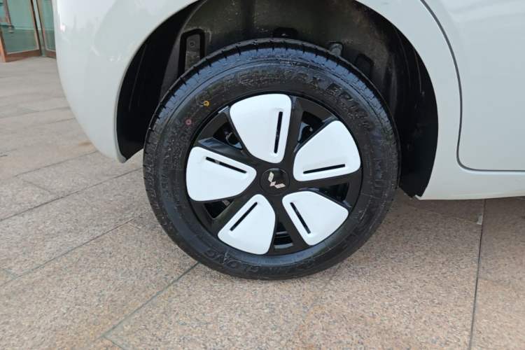 Used Wuling Hongguang MINIEV 2025 Four-Door Version Advanced Edition Right Rear Wheel Hub