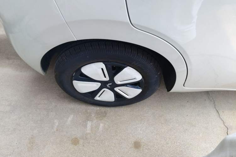 Used Wuling Hongguang MINIEV 2025 Four-Door Version Advanced Edition Right Rear Wheel Hub