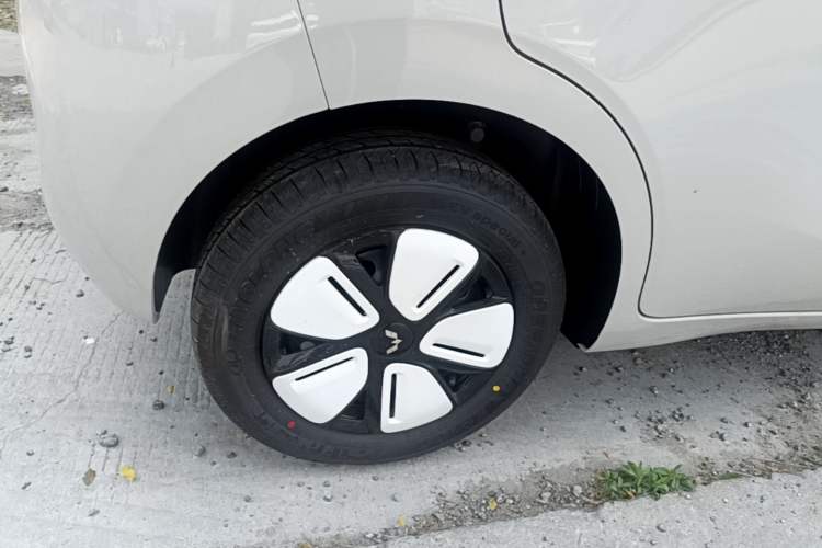 Used Wuling Hongguang MINIEV 2025 Four-Door Version Advanced Edition Right Rear Wheel Hub