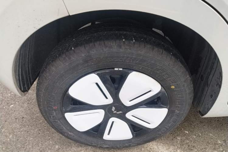 Used Wuling Hongguang MINIEV 2025 Four-Door Version Advanced Edition Right Rear Wheel Hub