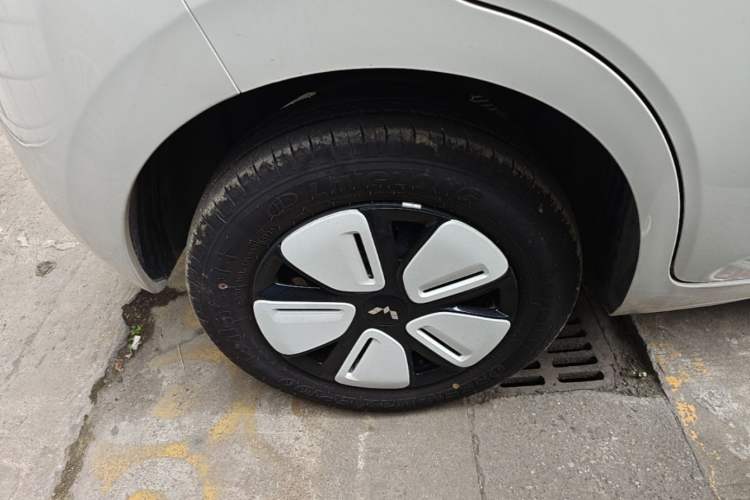 Used Wuling Hongguang MINIEV 2025 Four-Door Version Zhenxiang+ Edition Right Rear Wheel Hub