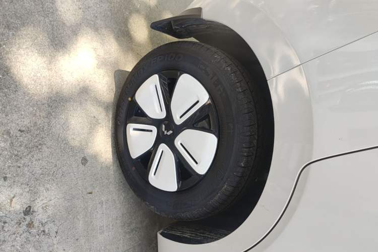 Used Wuling Hongguang MINIEV 2025 Four-Door Version Premium Edition Right Rear Wheel Hub