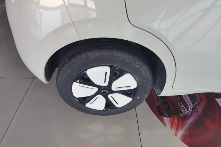 Used Wuling Hongguang MINIEV 2025 Four-Door Version Advanced Edition Right Rear Wheel Hub