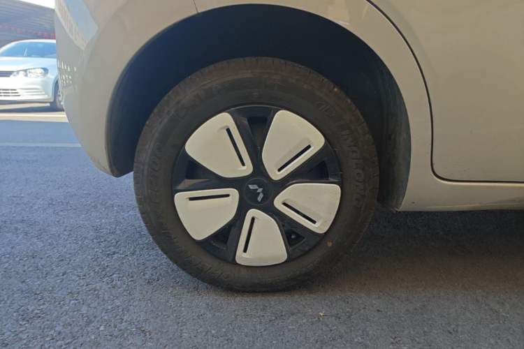 Used Wuling Hongguang MINIEV 2025 Four-Door Version Advanced Edition Right Rear Wheel Hub