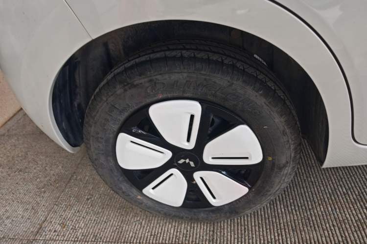 Used Wuling Hongguang MINIEV 2025 Four-Door Version Advanced Edition Right Rear Wheel Hub