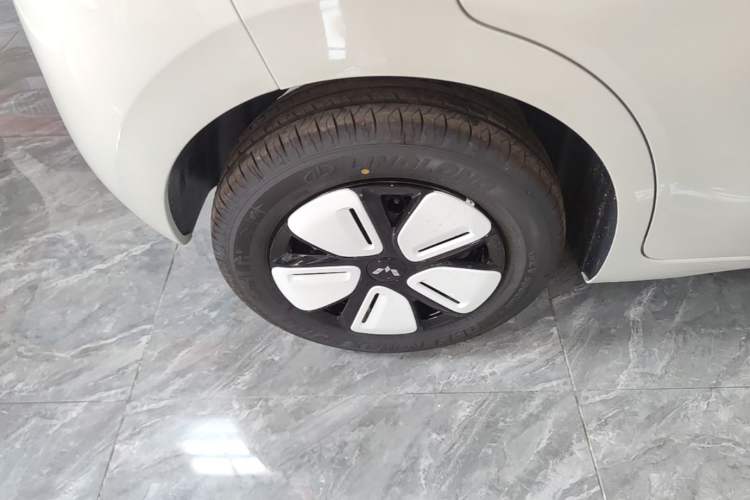 Used Wuling Hongguang MINIEV 2025 Four-Door Version Advanced Edition Right Rear Wheel Hub