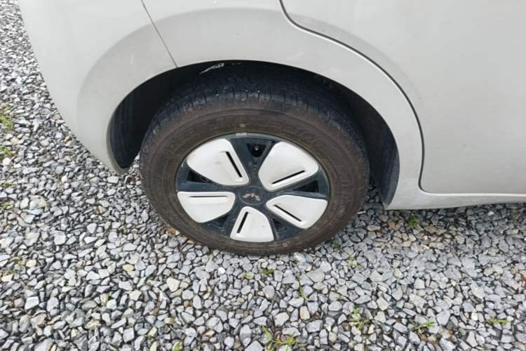 Used Wuling Hongguang MINIEV 2025 Four-Door Version Advanced Edition Right Rear Wheel Hub