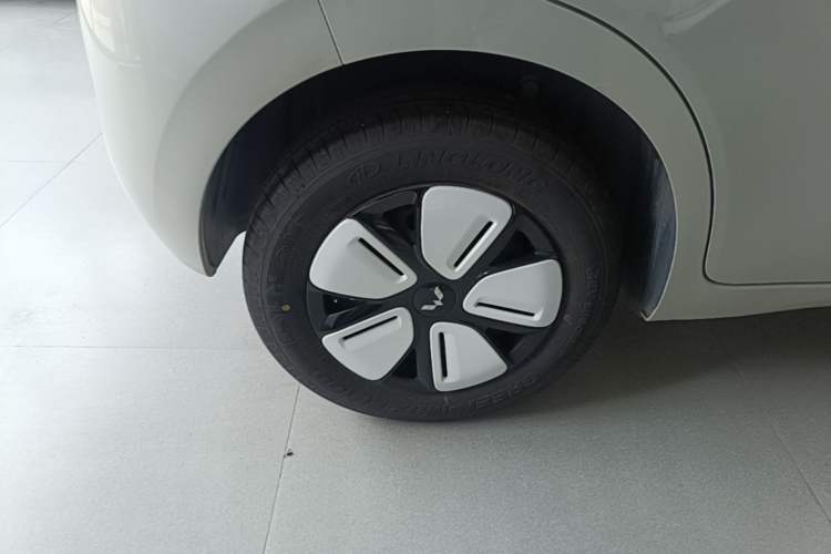 Used Wuling Hongguang MINIEV 2025 Four-Door Version Advanced Edition Right Rear Wheel Hub
