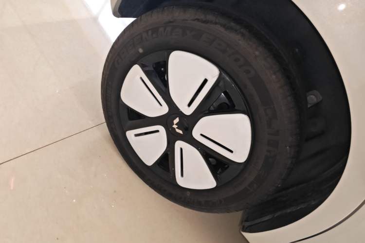 Used Wuling Hongguang MINIEV 2025 Four-Door Version Premium Edition Right Rear Wheel Hub