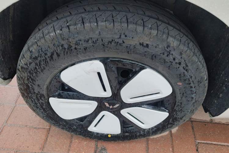 Used Wuling Hongguang MINIEV 2025 Four-Door Version Zhenxiang+ Edition Right Rear Wheel Hub