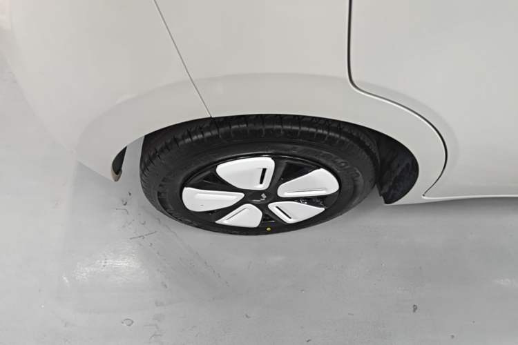 Used Wuling Hongguang MINIEV 2025 Four-Door Version Advanced Edition Right Rear Wheel Hub