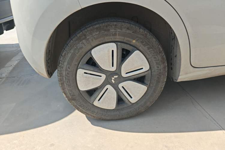 Used Wuling Hongguang MINIEV 2025 Four-Door Version Advanced Edition Right Rear Wheel Hub