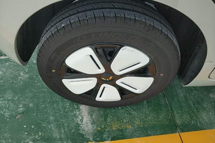 Used Wuling Hongguang MINIEV 2025 Four-Door Version Advanced Edition Right Rear Wheel Hub