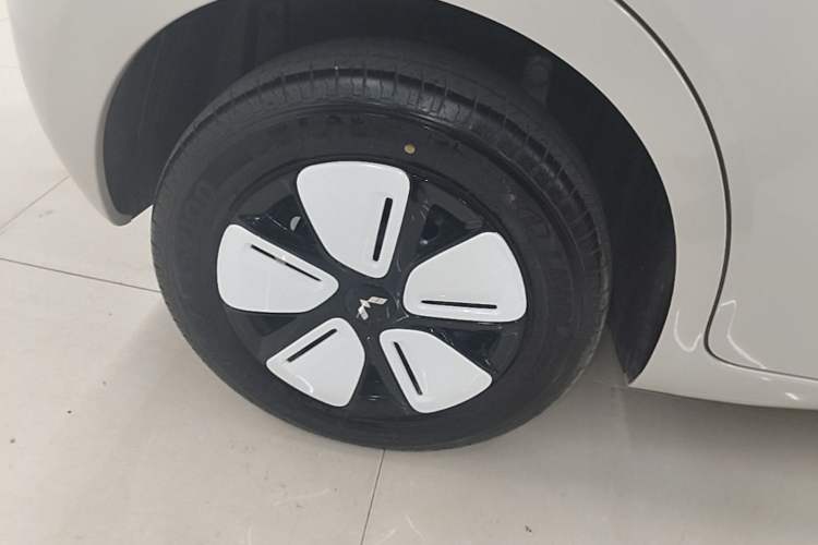 Used Wuling Hongguang MINIEV 2025 Four-Door Version Advanced Edition Right Rear Wheel Hub